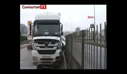 Hafriyat kamyonunun  bariyere sıkıştırdığı otomobil hurdaya döndü