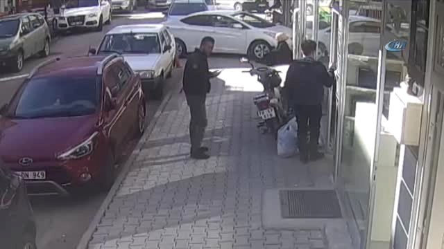 Bir Kadının Dolandırıcılara 28 Bin Lira Kaptırması Güvenlik Kamerasına Yansıdı