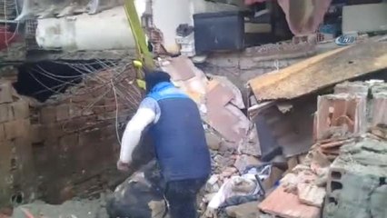 Sarıyer'de Çöken Balkonun Altında Kalan İneği İtfaiye Kurtardı