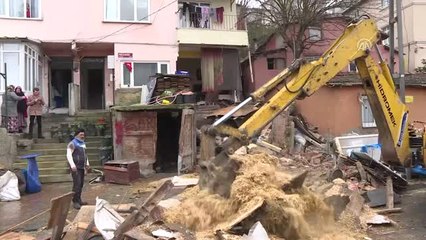 Sarıyer'de Binanın Balkonu Ahırın Üzerine Çöktü