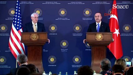 ABD Dışişleri Bakanı Rex Tellerson önündeki metinden okuyor