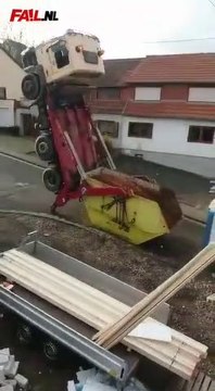 Ce chauffeur de camion a vu trop gros niveau chargement... et se retrouve dans une fâcheuse situation