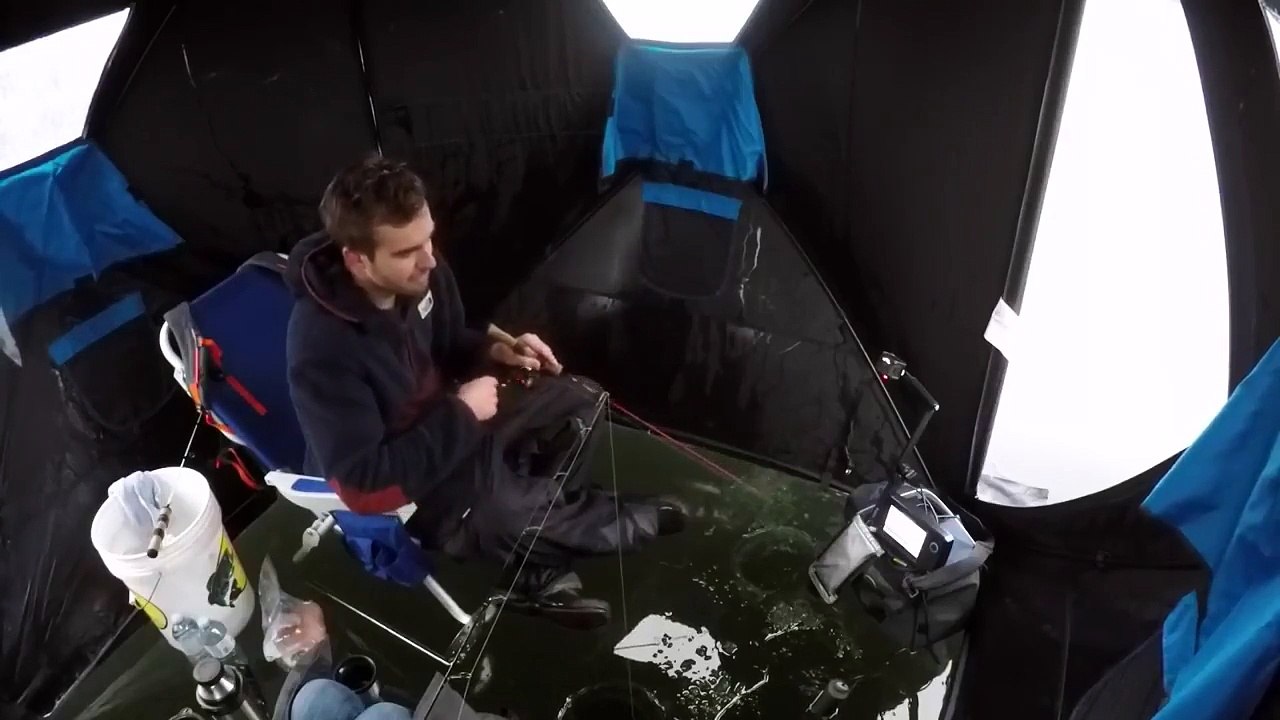 Ces pêcheurs sur un lac gelé pensaient être bien installés
