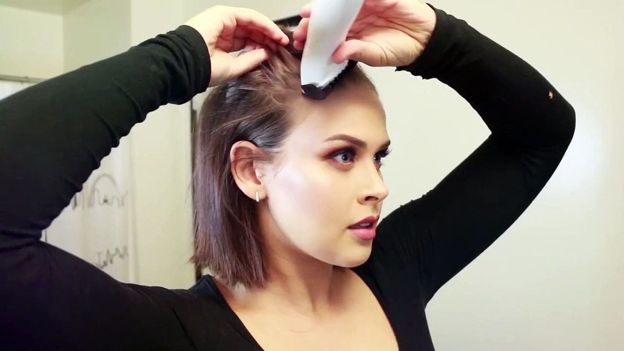 Cette jolie fille se rase la tête mais à la fin elle est toujours aussi belle...