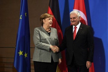 Son Dakika! Deniz Yücel'in Serbest Kalmasına Başbakan ve Merkel'den İlk Yorum