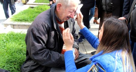 Darp Edilen 78 Yaşındaki Boyacının Gözyaşlarını Vatandaşlar Sildi