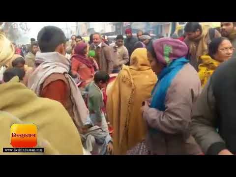 गोंडा कंबल के लिए जुटे गरीबों भिखारियों पर पुलिस ने चलाया डंडा