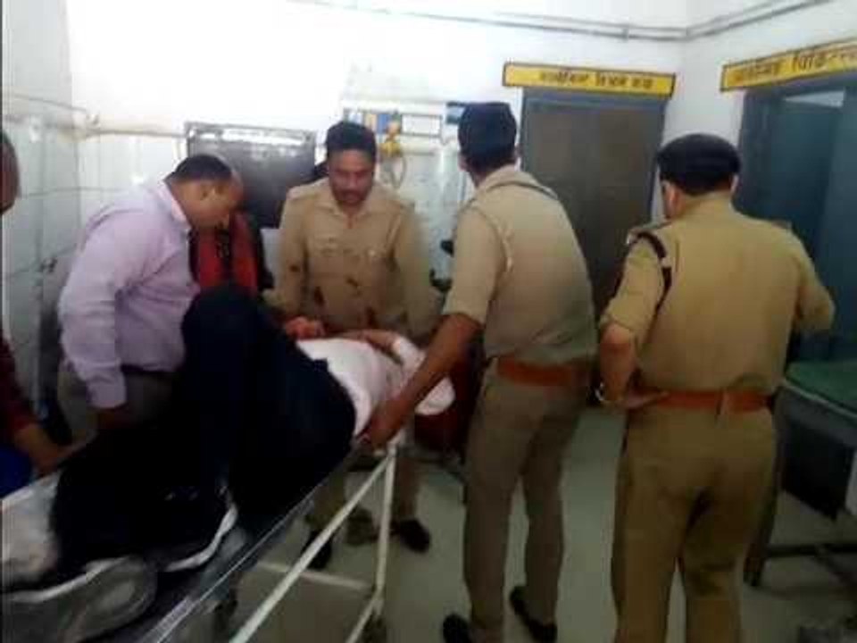 Theft of 10 lakh rupees after firing on jeweller in hardoi of UP