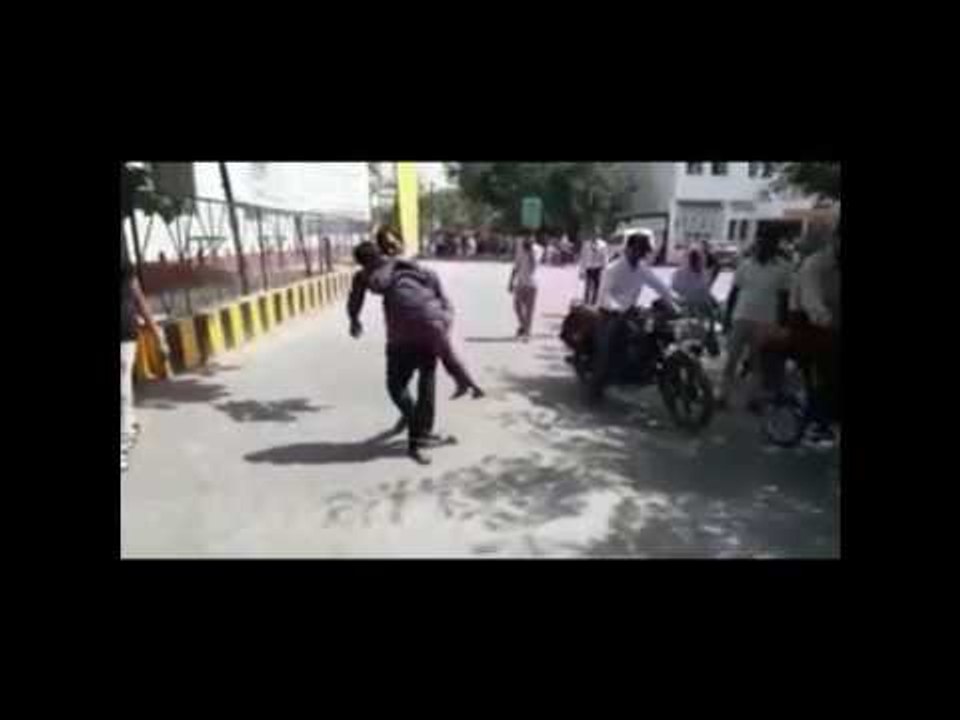 बेटे की तड़प-तड़पकर हुई मौत, एंबुलेंस न मिलने पर पिता को कंधे पर ले जाना