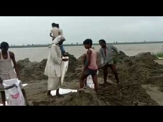 Video herunterladen: कुशीनगर में बाढ़ का खौफ, डराने लगी बड़ी गंडक II Flood situation in Kushinagar due to Gandak