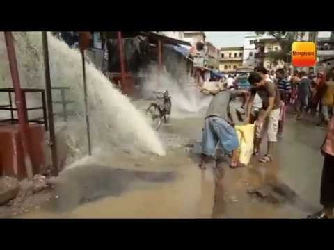 झारखंड: देवघर में बीच सड़क पर फूटे फव्वारे II Fountains broken on the road in Devgarh, shops closed