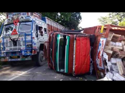 Truck carrying fruits fallen down in Haldwani
