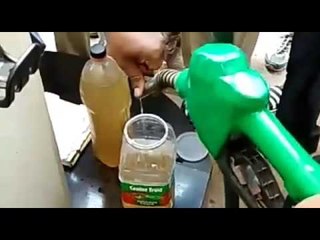 Video herunterladen: Petrol pump employees filling water instead of petrol in Gorakhpur