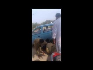 मास्टर साहब ने बच्चों से बदलवा दी कार की स्टेपनी