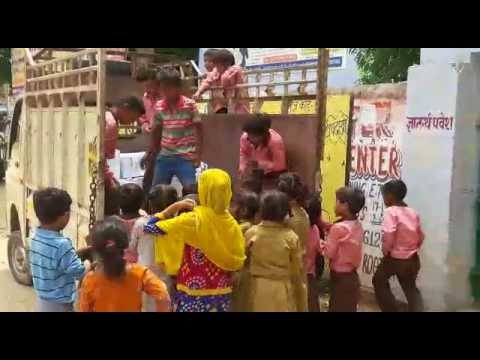 पढ़ने पहुंचे बच्चों से स्कूल में कराई मजदूरी