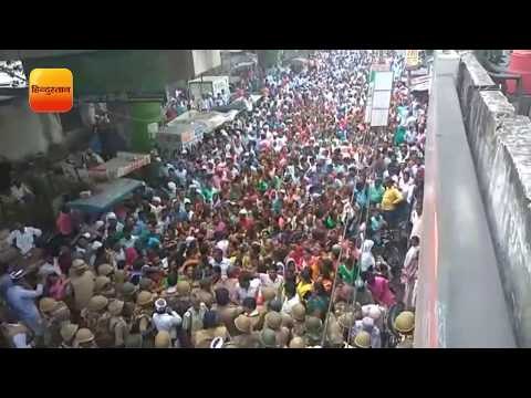 गोरखनाथ मंदिर की ओर बढ़ रहे शिक्षा मित्रों को पुलिस ने बल प्रयोग कर उन्हें मंदिर जाने से रोका।