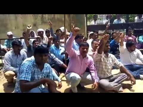 देवरिया: गुस्‍साये शिक्षामित्रों ने स्‍कूलों और एबीआरसी दफ़तर पर जड़ा ताला, धरने पर बैठे