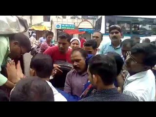 प्रदर्शन के दौरान शिक्षामित्र संघ महिला मोर्चा की जिलाध्यक्ष बेहोश