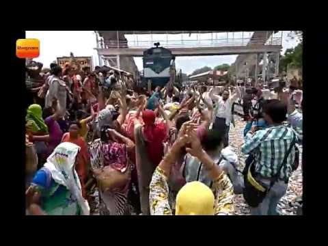 हंगामा: शिक्षामित्र ने स्कूलों और BSA कार्यालय पर लगाया ताला, रोकी ट्रेन II shiksha mitra protesting