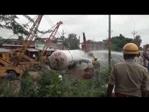 कानपुर देहात में गैस भरा टैंकर पलटा, रिसाव से अफरा तफरी II Filled tanker reflex in Kanpur