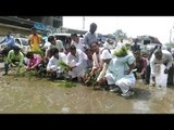 गोंडा : सड़क पर उतरे कांग्रेसियों ने जाम लगाकर गड्ढों में रोपा धान II Congressmen protest in Gonda