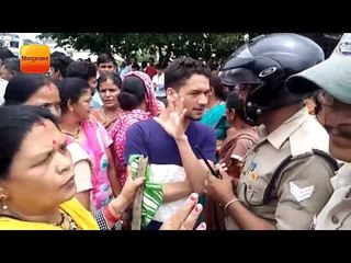 Video herunterladen: महिलाओं ने शराब की दुकान के विरोध में सड़क किया जाम II Haldwani women protest against liquor shop