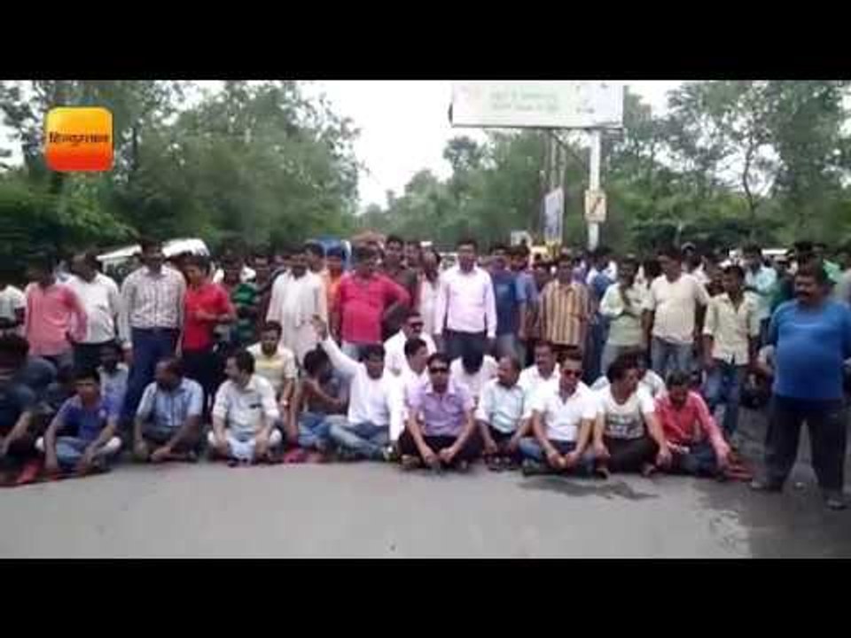 चोरगलिया रोड पर ऑटो का संचालन बंद होने से गुस्साए लोगों ने दिया धरना