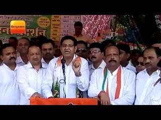 उत्तराखंड में महंगाई के विरोध में कांग्रेसियों ने गले में पहनी सब्जियों की माला