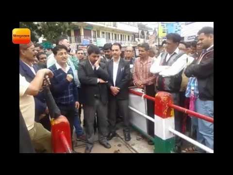 नैनीताल शहर से आवारा कुत्तों को हटाने की मांग को लेकर लोगों ने किया प्रदर्शन