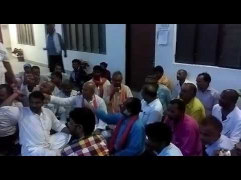 कुशीनगर में धरने पर भाजपाई, विधायक को भी जबरन बिठाया
