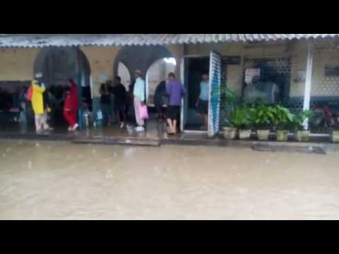 जलमग्न झारखंड: पानी में डूबा रेलवे ट्रैक, रेल परिचालन ठप