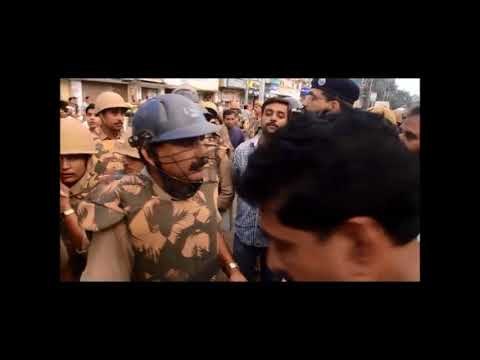 रविवार को धरने पर बठे बीएचयू के छात्रों पुलिस ने हिरासत में लिया