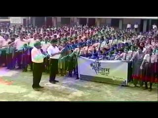 स्वच्छता की शपथ लेते बच्चे