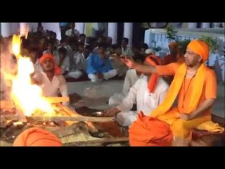 सीएम योगी आदित्यनाथ ने किया हवन