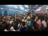 एएमयू छात्र से ट्रेन में मारपीटगुस्साए छात्रों ने रेलवे स्टेशन को घेरा पुलिस फोर्स तैनात