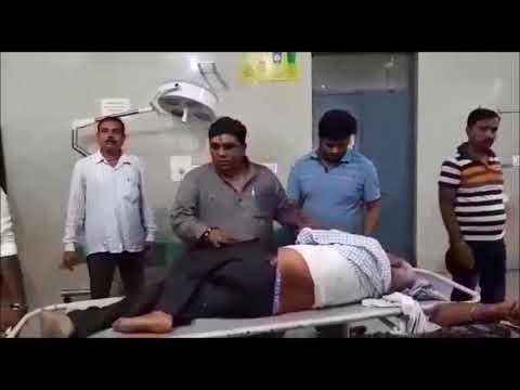 घायल व्यक्ति को अपने कंधे पर लादकर अस्पताल ले गए विधायक