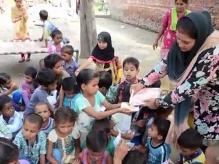 बरेली के चनहेटी में खुले में आंगनबाड़ी केंद्र, पंचायत घर में मार्केट