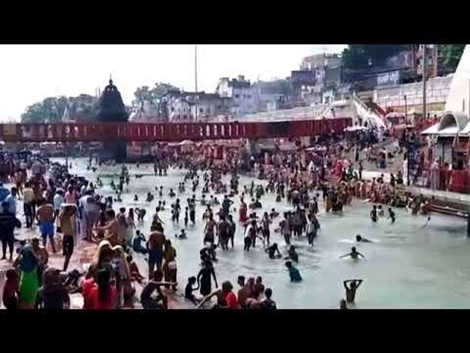 शरद पूर्णिमा पर हरकी पैड़ी में डुबकी नहीं लगा पाए श्रद्धालु, मग से किया स्नान