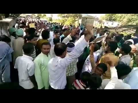 पुलिसिया कार्रवाई पर भड़का गुस्‍सा, खड्डा तहसील रोड पर लगाया जाम