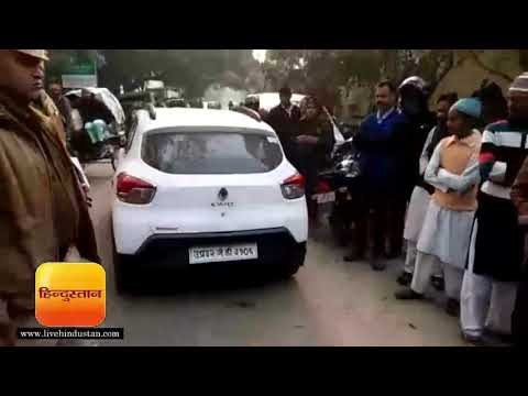 छापे के बाद राजकीय महिला शरणालय के बाहर लगी परिजनों भीड़