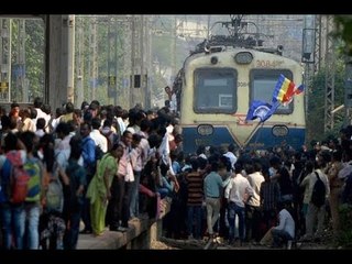 महाराष्ट्र हिंसा: रेल बस और मेट्रो सेवा बाधित, सड़कों पर आगजनी व तोड़फोड़