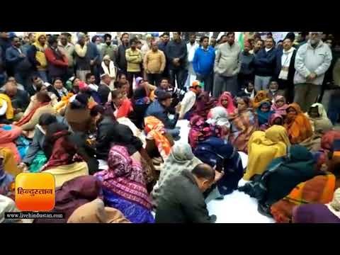 रुद्रपुर में धरने पर बैठे पूर्व सीएम हरीश रावत।। cm rawat protest against bjp