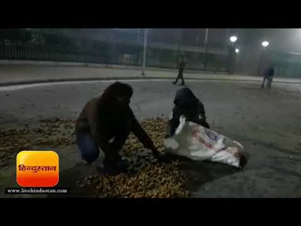 लखनऊ में किसानों ने विधानसभा के बाहर सड़कों पर...
