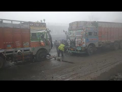 हाईवे पर आमने सामने भिड़े दो ट्रक, हाईवे हुआ जाम