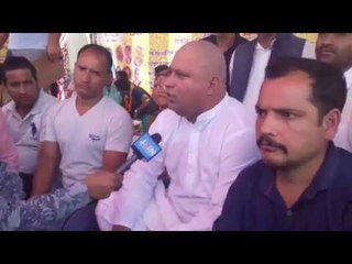 देहरादून में आंदोलित प्रधानों ने मुंडवाए सिर