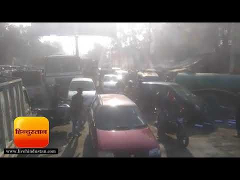 पेपर के ट्रक में भरी थी शराब, जैसे ही लगी आग मच गई लूट