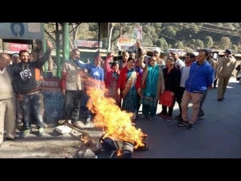 कांग्रेसियों ने ट्रांसपोर्टर की मौत पर फूंका प्रदेश सरकार का पुतला