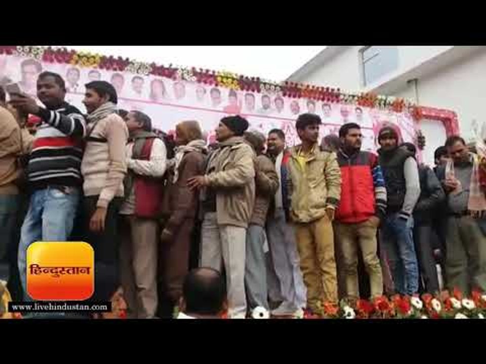 पूर्व मंत्री पंडित सिंह ने मंच पर मनाया अपना जन्मदिन