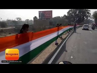 शहीदों के सानिध्य में 10 हजार मीटर लम्बी तिरंगा श्रृंखला बनाकर बनाया रिकार्ड