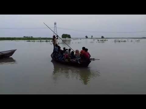 गोरखपुर: घाघरा से घिरे गांव, जान हथेली पर रखकर पढ़ने जा रहे नौनिहाल